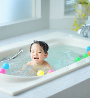 お風呂に入る男の子