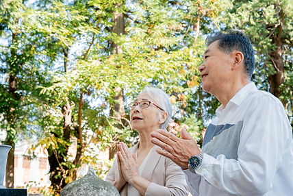 お墓にお参りに来た夫婦