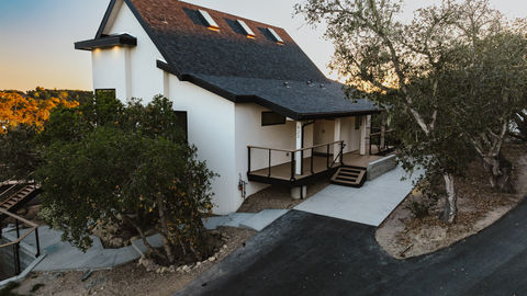a white house