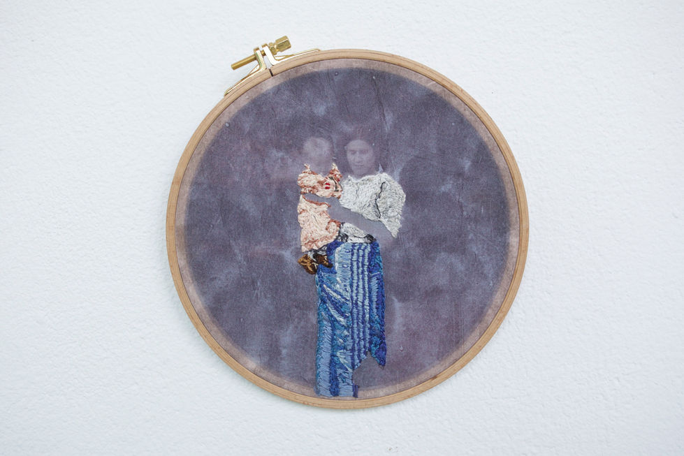 "Arisa Kawabe, Unsung memory I -mutter und
baby-, 220 x 220 x 15 mm, Embroidery Photo, 2017"