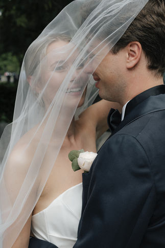 hochzeit-hochzeitsfotograf-osnabrueck-wedding-hochzeitsfotografie-osna-standesamt-location-getready-brautstyling-trauzeugin-brautstrauß-hochzeitsblumen-eheringe-osna-belm-melle-schlossbadiburg-schloss-rittersaal-federkleid