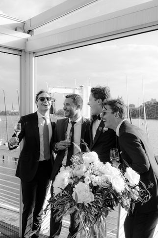 badiburg-schlossbadiburg-modern-classy-hochzeitsfotografie-hamburg-nrv-ruderclub-hh-hochzeitsfotograf-osna-osnabrueck-weddingshoot-belm-melle-eheringe-brautkleid-brautstrauß-osna-emotionen-hochzeitsfeier-weddingshoot-verliebt-hochzeitsfotografieosnabrueck-hochzeitsfotografiehamburg-hh-melle-belm-muenster