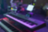 コンサートホールでのMIDIキーボード
