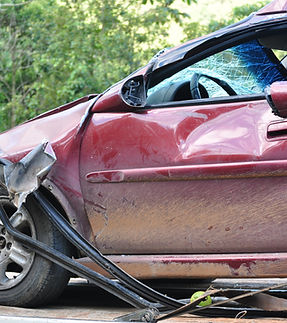 Carro vermelho danificado