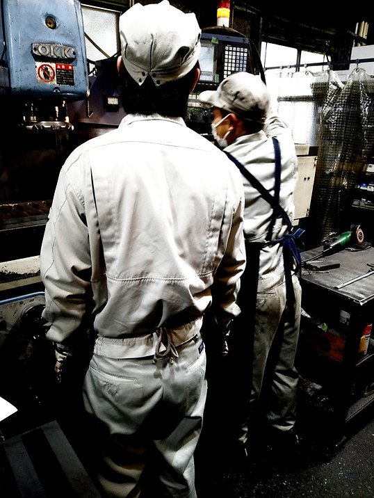新人を指導している先輩社員