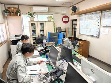 事務所の仕事風景