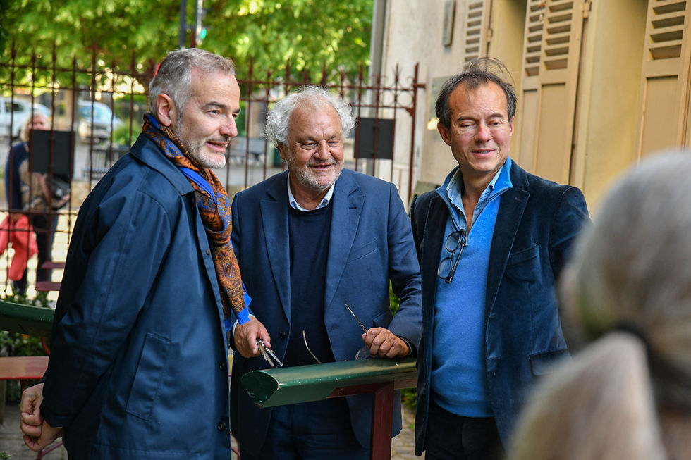 Le 20 mai 2026, sous l’impulsion de Dominique-Charles Janssens, fondateur et président de l’Institut Van Gogh, l’Auberge Ravoux rouvrit exceptionnellement la Chambre n°5 de Vincent van Gogh pour une soirée intime imaginée par Nereides de Bourbon et Lello Ammirati, à l’origine d’un projet littéraire, philosophique et photographique inédit né au cœur même du dernier refuge du peintre à Auvers-sur-Oise.
