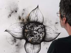 Dans Matières noires, Vincent Mesaros explore une poétique de la matière où la cendre devient langage et la forme, seuil entre disparition et apparition. L’œuvre ne se contente pas d’être vue : elle se pense, elle se traverse, révélant une tension silencieuse entre mort et métamorphose, où l’invisible affleure à la surface du réel.