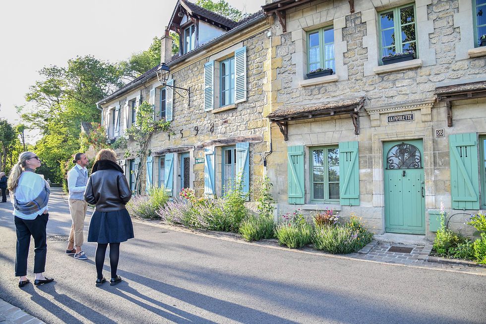 Le 20 mai 2026, sous l’impulsion de Dominique-Charles Janssens, fondateur et président de l’Institut Van Gogh, l’Auberge Ravoux rouvrit exceptionnellement la Chambre n°5 de Vincent van Gogh pour une soirée intime imaginée par Nereides de Bourbon et Lello Ammirati, à l’origine d’un projet littéraire, philosophique et photographique inédit né au cœur même du dernier refuge du peintre à Auvers-sur-Oise.