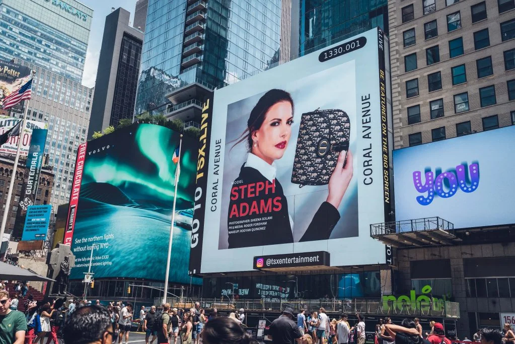 Steph Adams sur des écrans géants à Times Square à New York