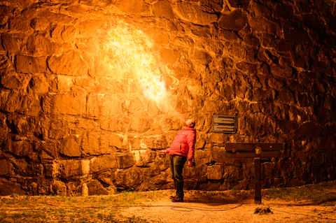 Asgeir Borgemoen som blåser flammer