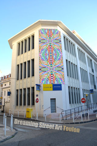 Façade d'un bâtiment postal avec mural coloré, Dreaming Street Art Toulon.