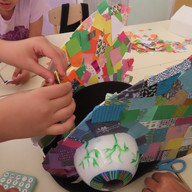Children create art with colorful paper, La Fabrique des monstres mythologiques, art class activity