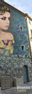 Fresque murale d'une femme sur le côté d'un immeuble, Dreaming Street Art.