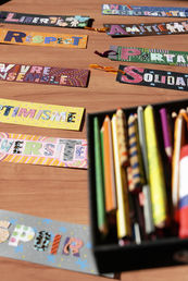 Bookmarks with words like RESPECT, OPTIMISME, SOLIDARITÉ, on a wooden desk