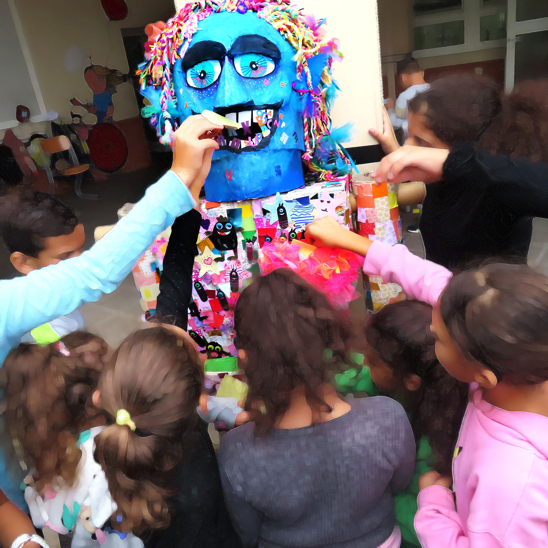 Enfants frappant une piñata bleue géante, atelier de loisirs créatifs en extérieur.