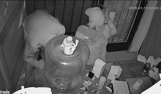 Quedaron filmados tras entrar a robar celulares