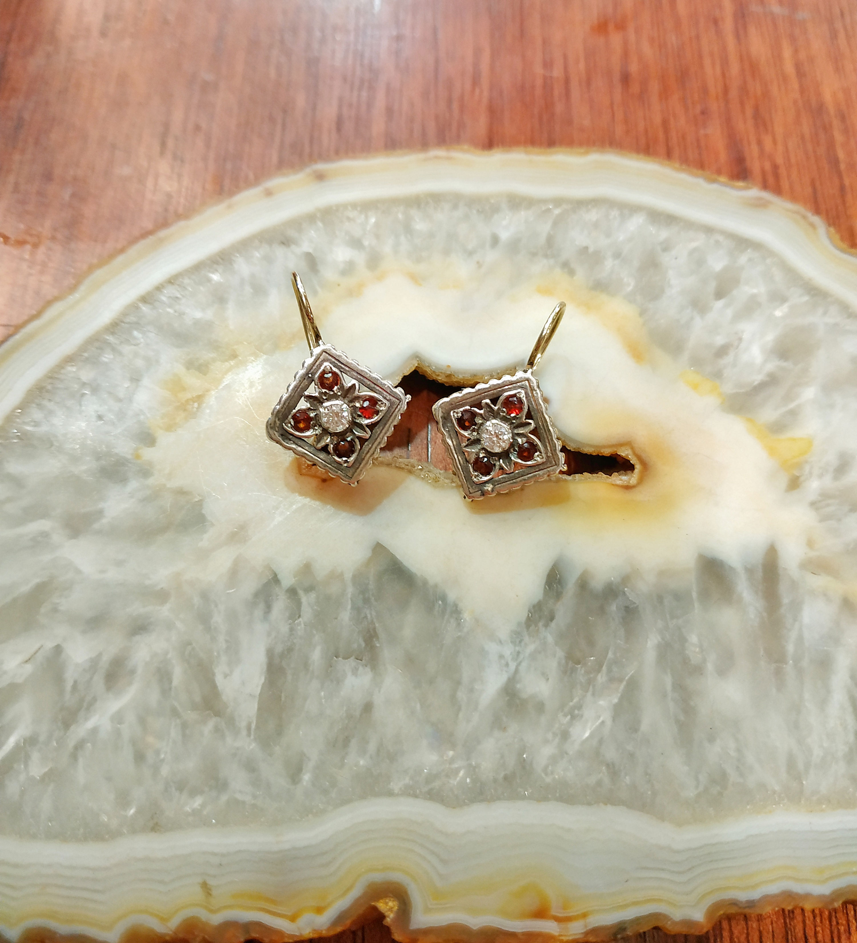 עגילים מעויינים בסגנון ויקטוריאני