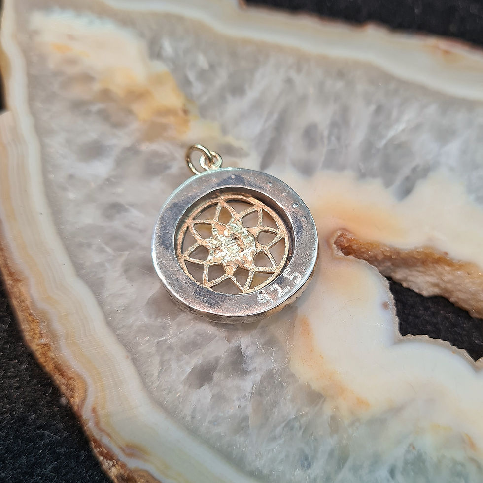 תמונה ממוזערת: תליון שיבוצים וכוכב הזהב הקסום