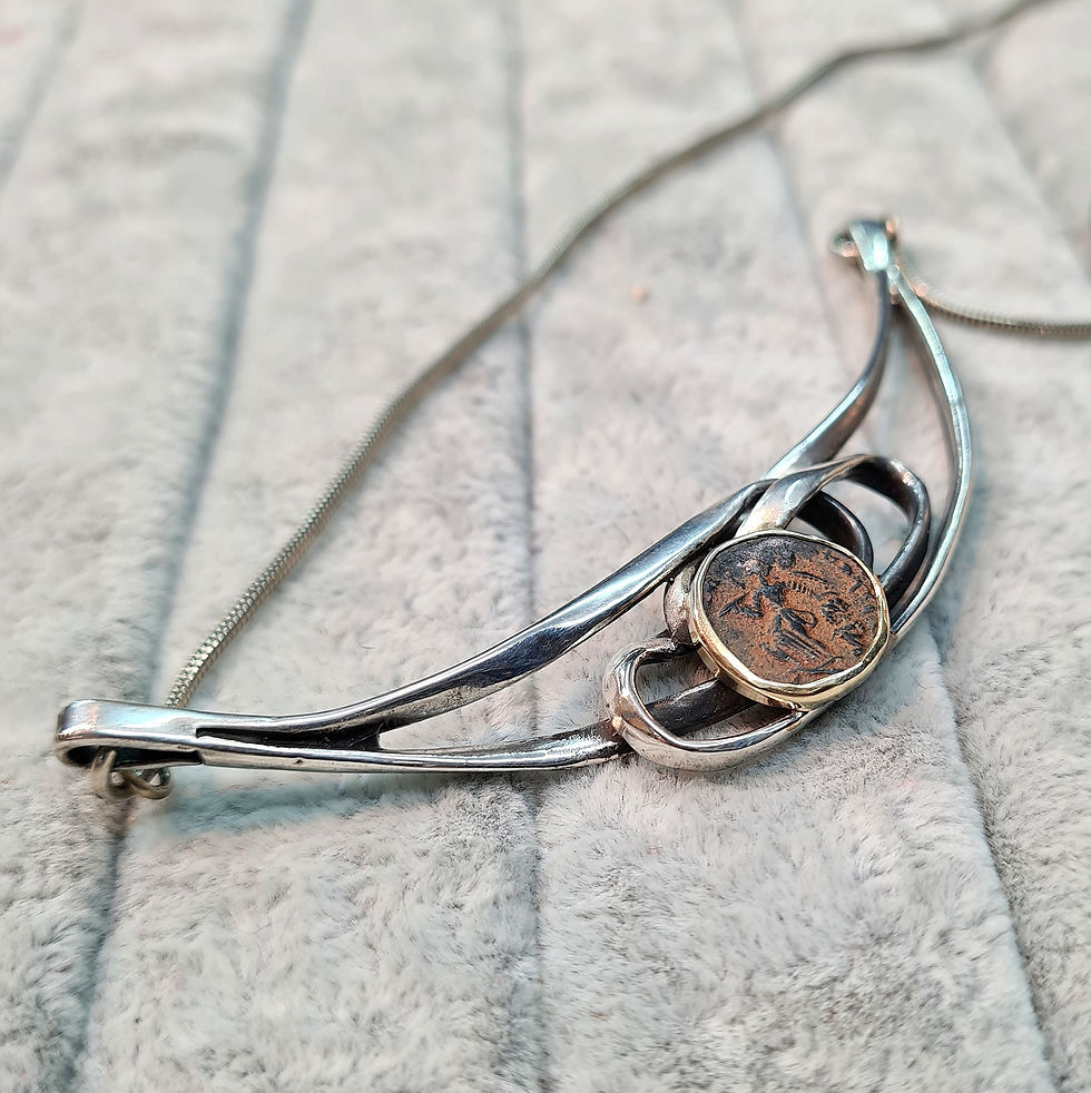 Thumbnail: The infinity necklace