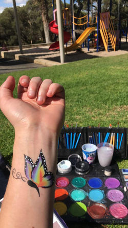 Painting in the park with the nanny kids