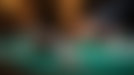 Mesa de poker profissional com fichas empilhadas e cartas em um dos clubes exclusivos de poker