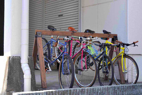 手作りのサイクルスタンド 〜駐輪場ができました〜
