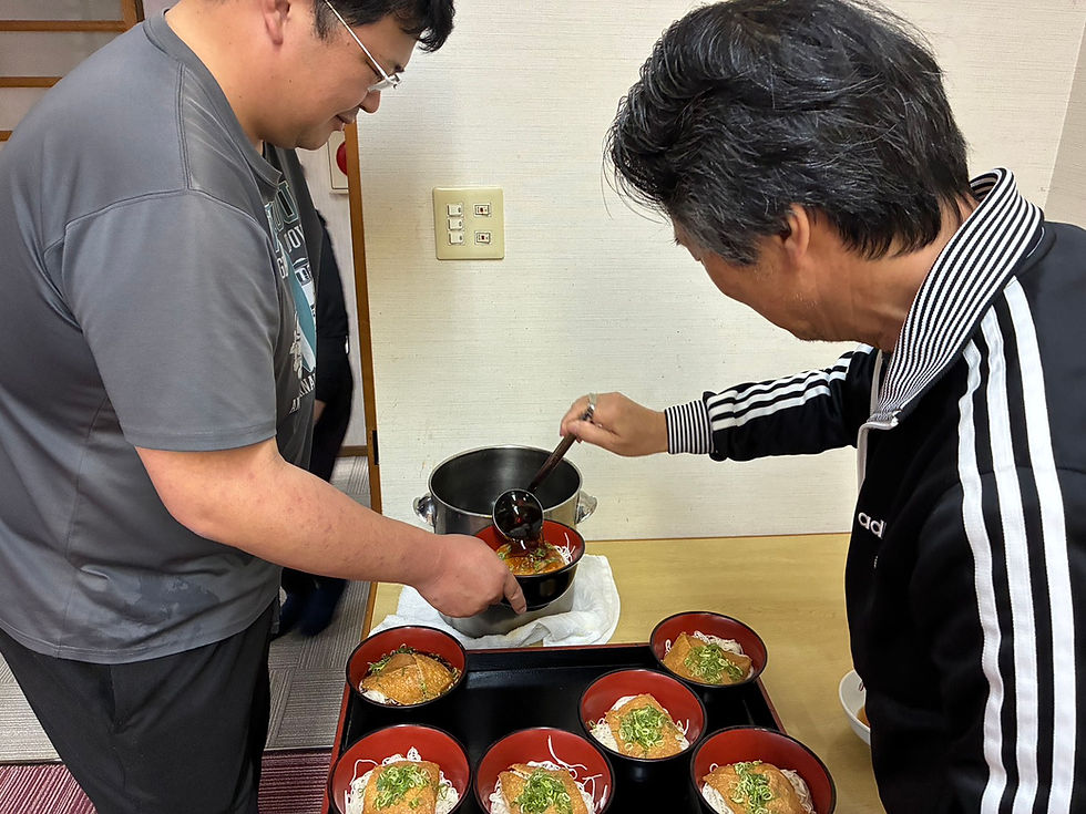 「腕が楽な方法みつけた」と身体ごと傾けタレをかける隊長