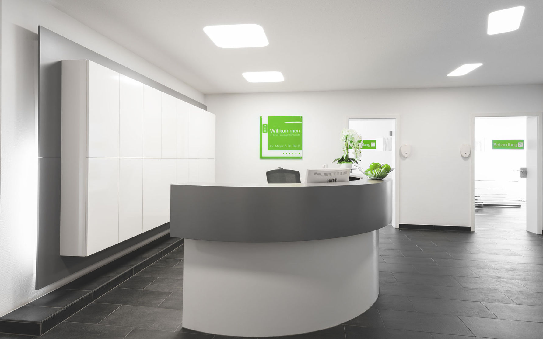 Moderner Empfangsbereich bei Mein Zahnarzt Ingelheim mit stilvollem Design und freundlicher Atmosphäre