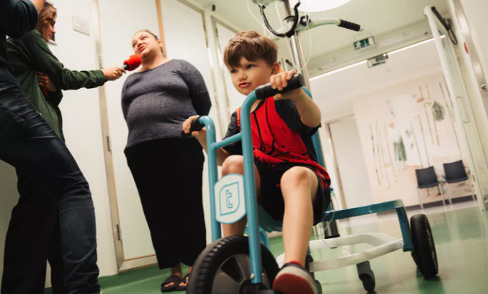 {"nl":"Kinderziekenhuis UZA krijgt 'Infuutsen' van Jan Vertonghen","en":"Children's hospital UZA receives 'Infuuts' from Jan Vertonghen"}