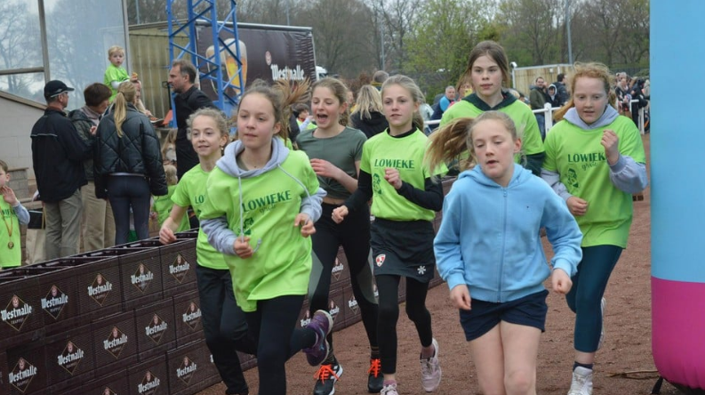 {"nl":"1.300 sportievelingen lopen zich de longen uit het lijf op Trappistenrun voor grote superheld Lowie","en":"1,300 runners give it their all at the Trappist Run for great superhero Lowie"}