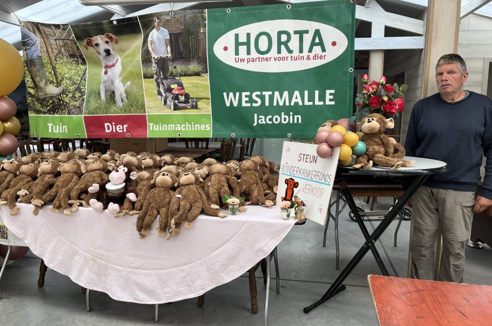 {"nl":"\"Wij denken aan alle kinderen die een strijd leveren\": Leo verkoopt aapjes en stapt Dodentocht","en":"\"We think of all the children fighting\": Leo sells little monkeys and walks the Dodentocht"}