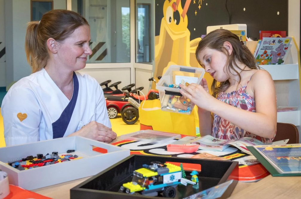 {"nl":"Planeet Goudgeel krijgt Legobib dankzij schenking overleden Lowie (6)","en":"Planeet Goudgeel receives a Lego library thanks to a donation from late Lowie (6)"}