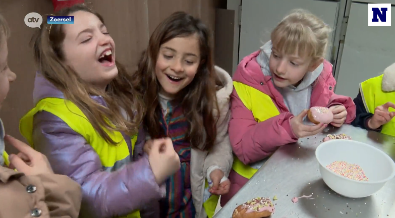 {"nl":"Klasgenootjes herdenken overleden Lowieke (6) op zoete wijze door eclairs te versieren voor KickCancer-actie","en":"Classmates remember late Lowieke (6) sweetly by decorating éclairs for Kick Cancer initiative"}