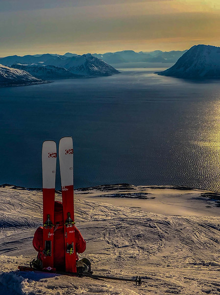 Russelvfjellet Morning View. Midnight Ski