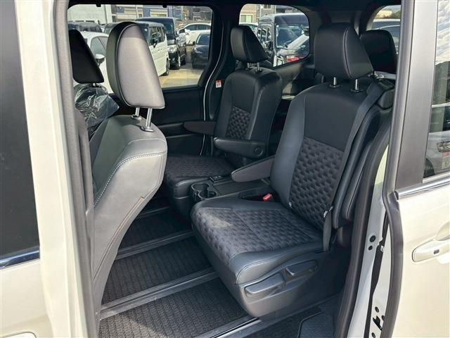 サムネイル： 2023  TOYOTA VOXY HYBRID ZS 1.8 L 