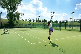 Femme au service balle de tennis