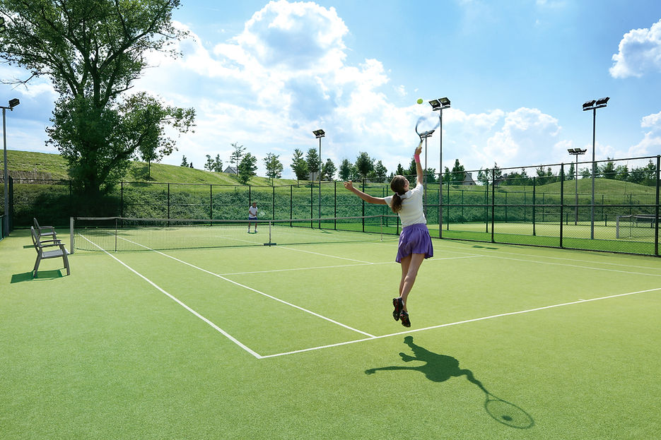 Frau serviert Tennisball