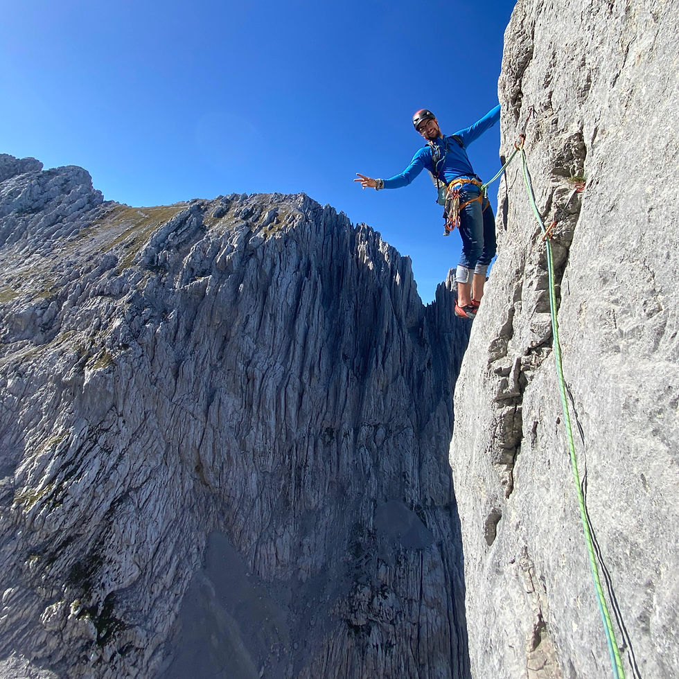 Wunschtour_mit_bergfuehrer_kletterer_vor_blauem_himmel_edited_edited.jpg