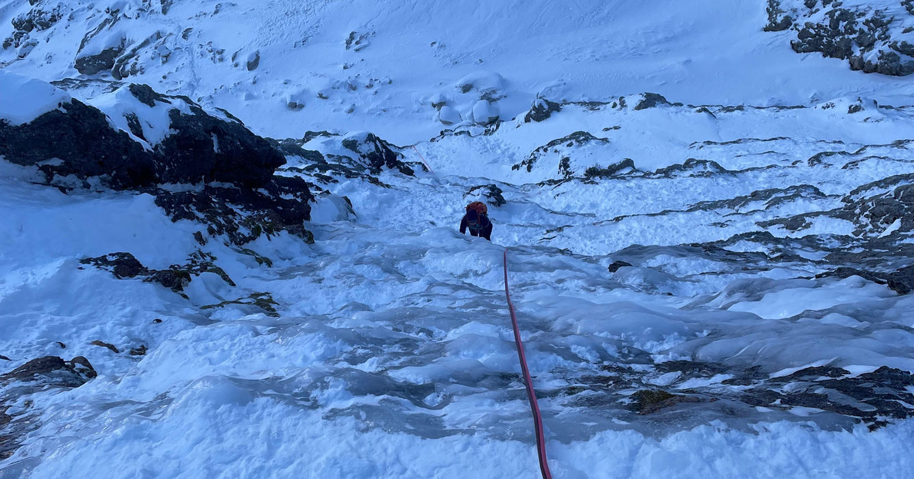 Eiskletterr im Nachstieg von oben fotografiert.