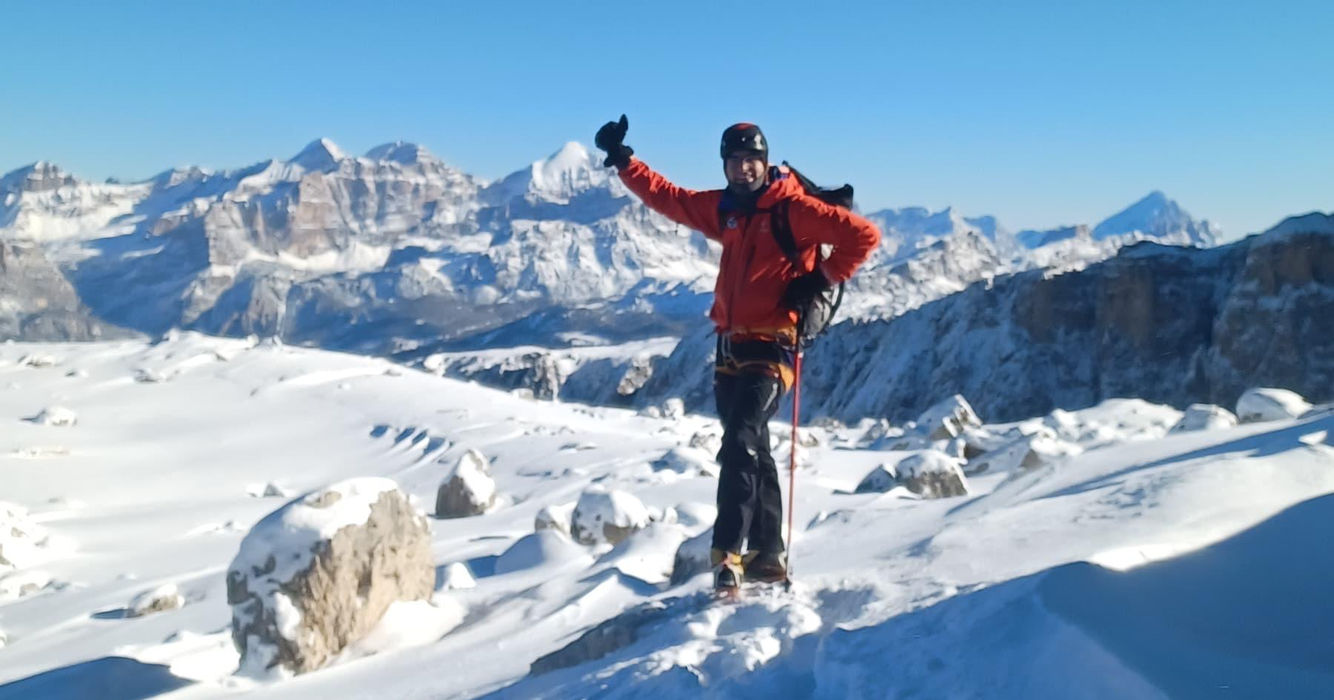 Perosn im Winter vor blauem Himmel