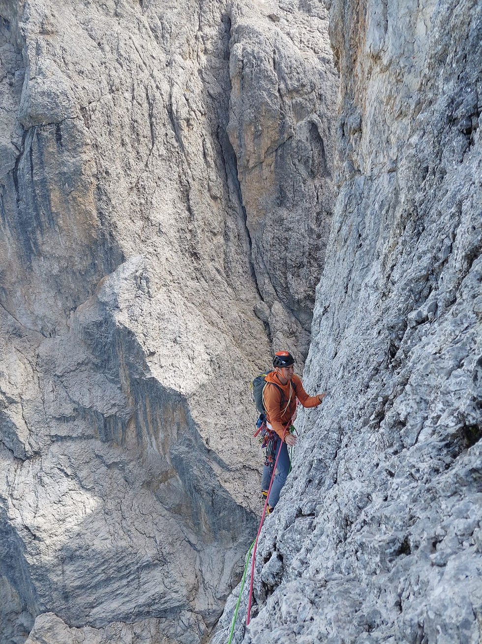 Alpinklettern mit Bergführer. Kletterer in den Dolomiten