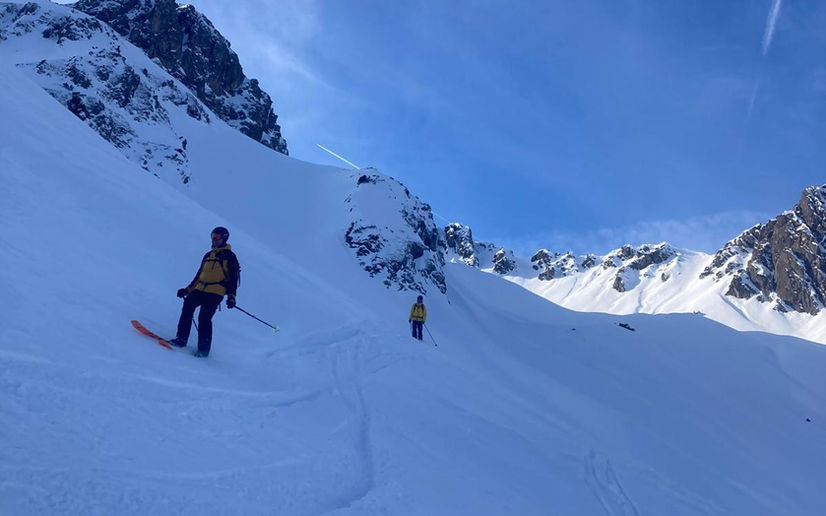 Skitourengeher in der abfahrt
