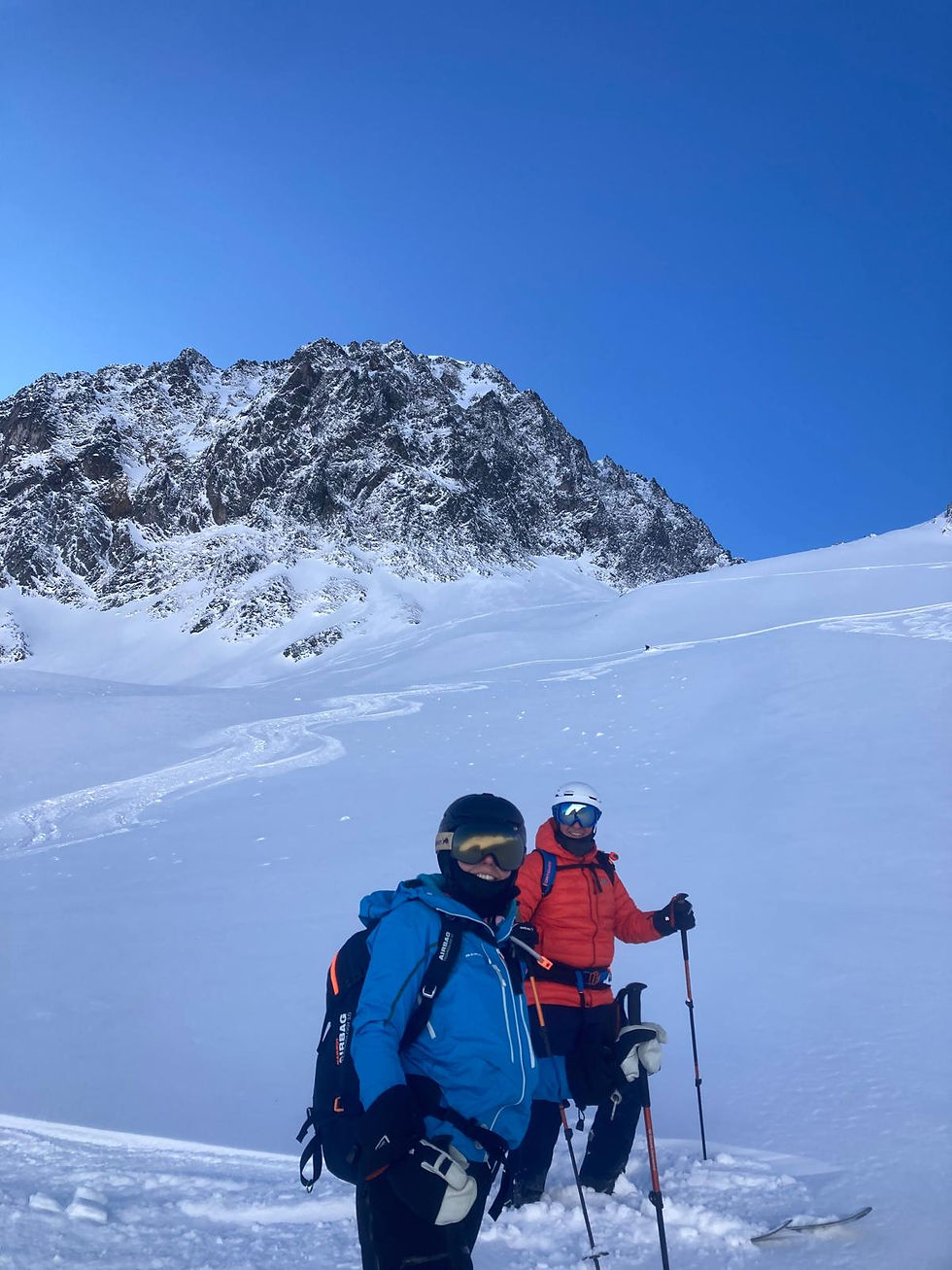 lachende gesichter und pulverschnee im hintergrund