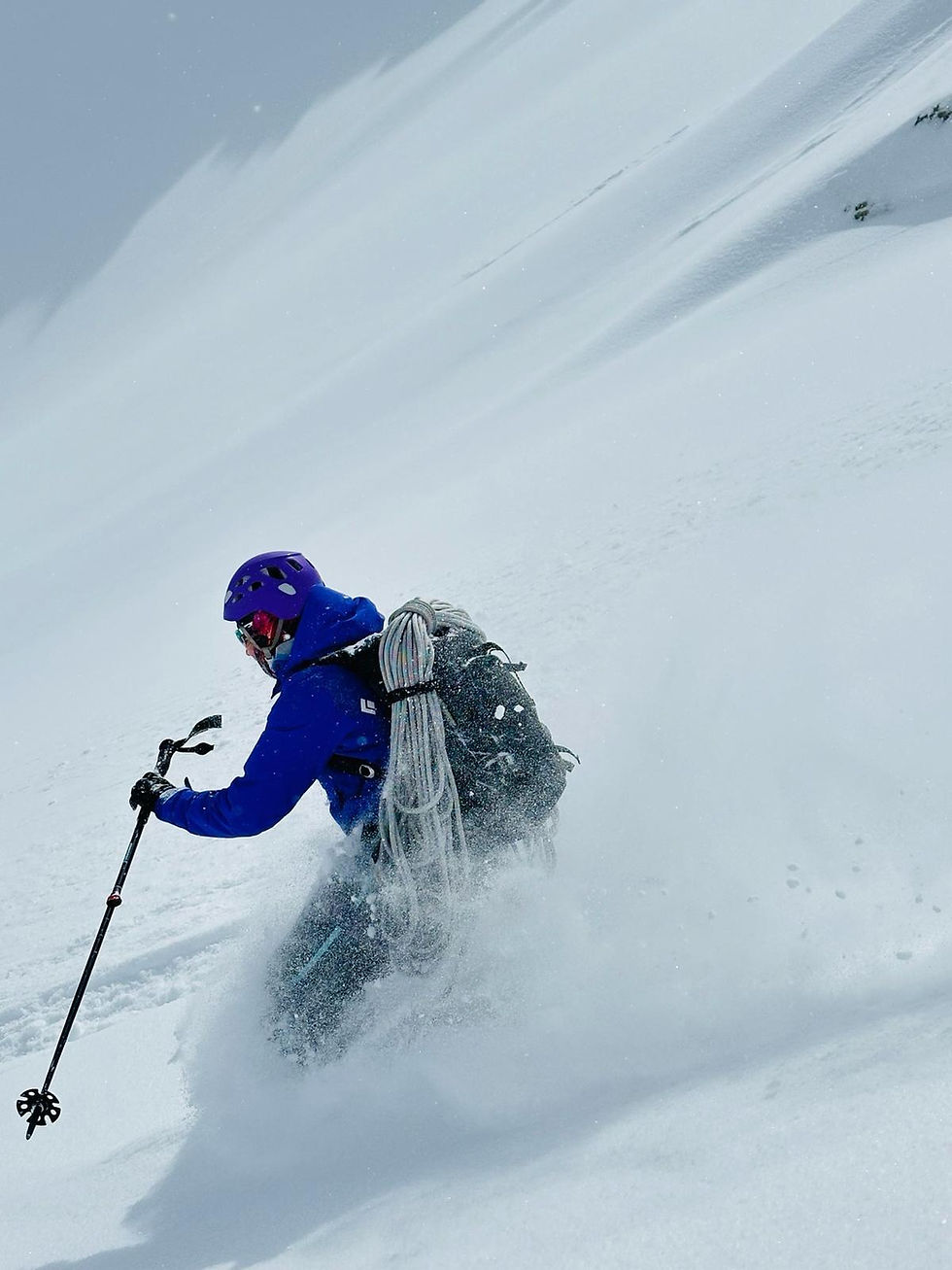 Skifahrerin im Pulverschnee und weißem Hintergrund