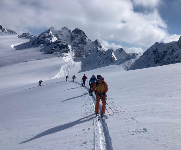 Skitourenruppe am Gletscher