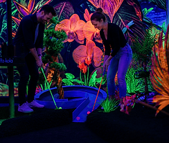 Paar spielt Schwarzlicht Minigolf in Berlin Mitte – Farbrausch 3D Berlin
