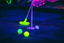 Leuchtende Minigolf Bälle und Schläger unter Schwarzlicht – Farbrausch 3D Berlin