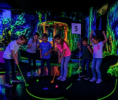 Kinder spielen 3D Schwarzlicht Minigolf – Kindergeburtstag bei Farbrausch Berlin