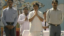 Kiran prays with Tihar inmates